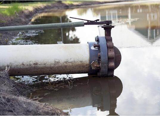 含油廢水的分離，含油廢水抽吸采用羅德耐腐蝕凸輪轉(zhuǎn)子泵