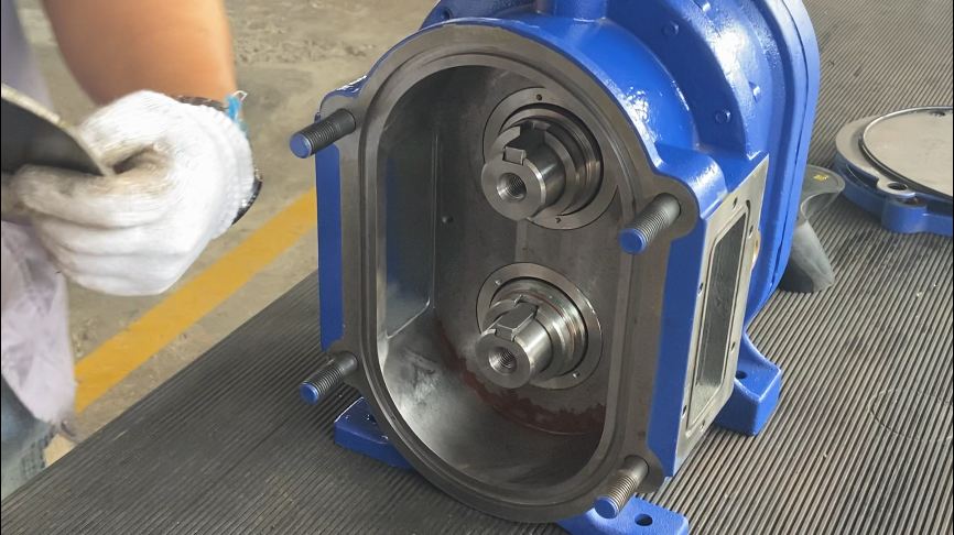 插入轉(zhuǎn)子固定鍵，保持倆鍵垂直向上方便安裝轉(zhuǎn)子