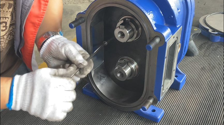 安裝內(nèi)襯板，固定螺絲