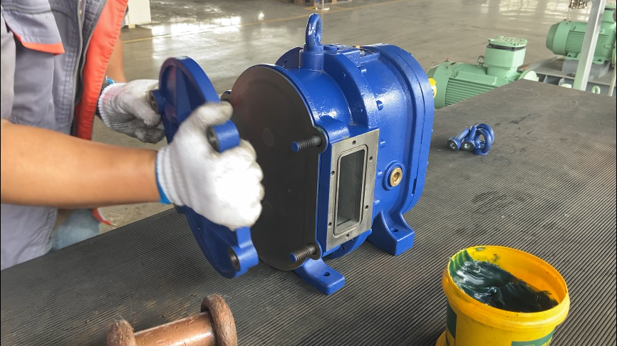 填入密封圈，裝外襯板，泵蓋，對(duì)角扭緊快裝螺絲